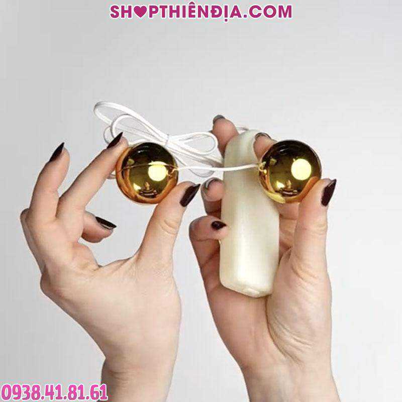Cầm trên tay trứng rung làm se khít âm đạo Golden Ball màu vàng