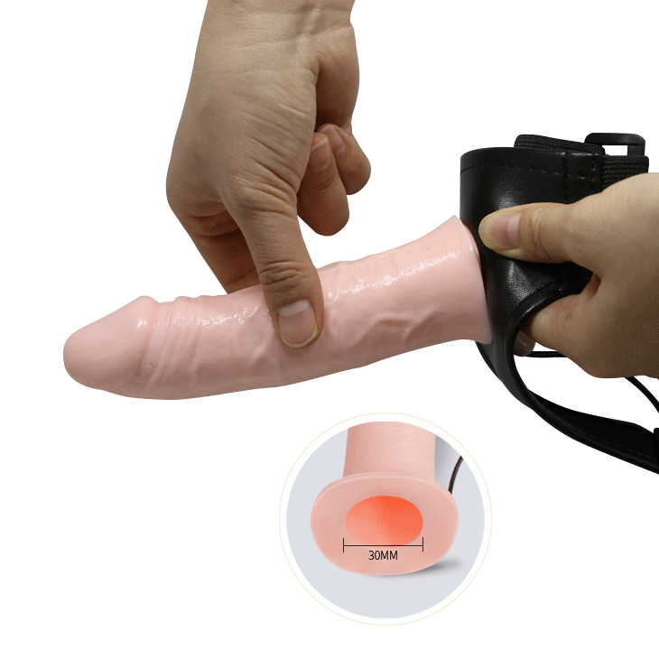 Dùng tay bóp dương vật giả có dây đeo rỗng ruột Sacha
