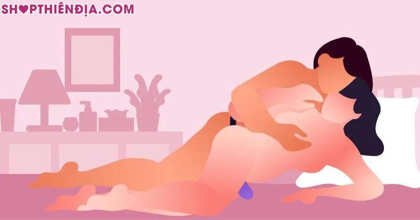 Tư thế úp thìa có sử dụng dương vật giả có dây đeo cho les